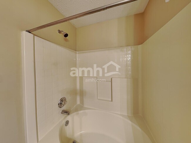 Building Photo - 1740 Brookview Dr