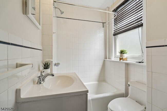 Building Photo - 7 Beekman St