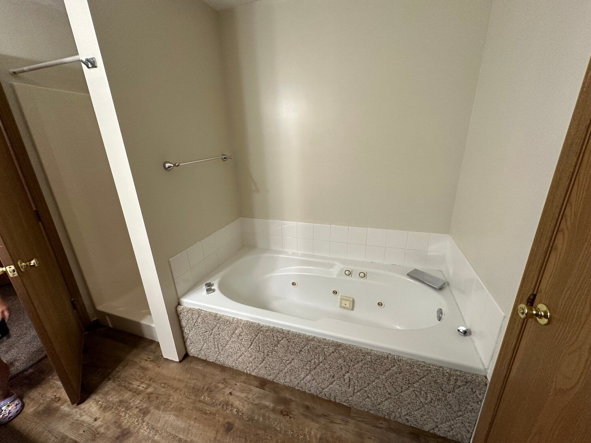 Building Photo - 1062 Lakeshore Dr