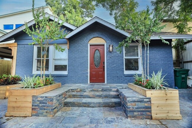 Primary Photo - 605 Cottage St