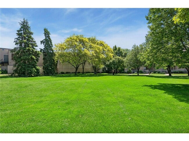 Building Photo - 2831 Kenwood Isles Dr