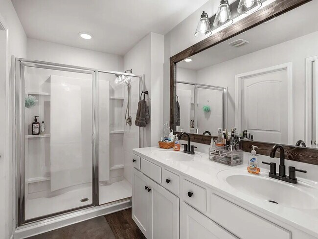 Building Photo - 324 Victory Cir