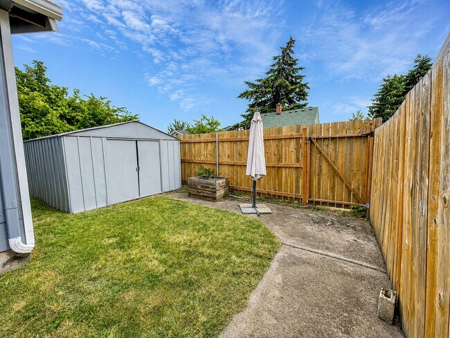 Building Photo - Pardee Duplex (A &amp; B)
