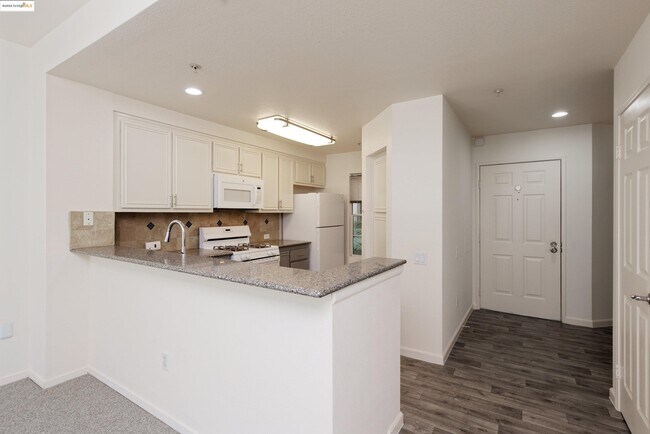 Building Photo - 220 Caldecott Ln