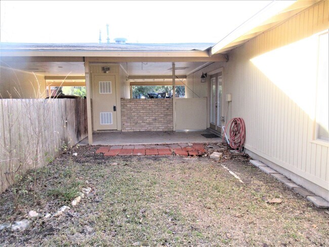 Building Photo - Adorable 2-bedroom/1-bath Duplex in Rosedale