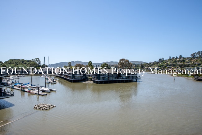 Building Photo - Top Floor 2BD/2BA Waterfront Luxury in Greenwood Cove!  Pool!  Parking!  FOUNDATION