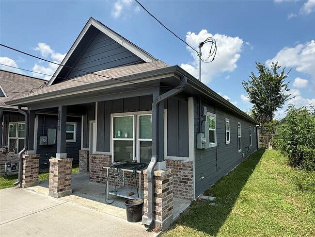 Building Photo - 9815 Garcroft St