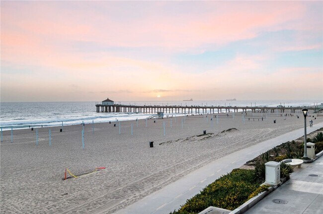 Building Photo - 816 The Strand