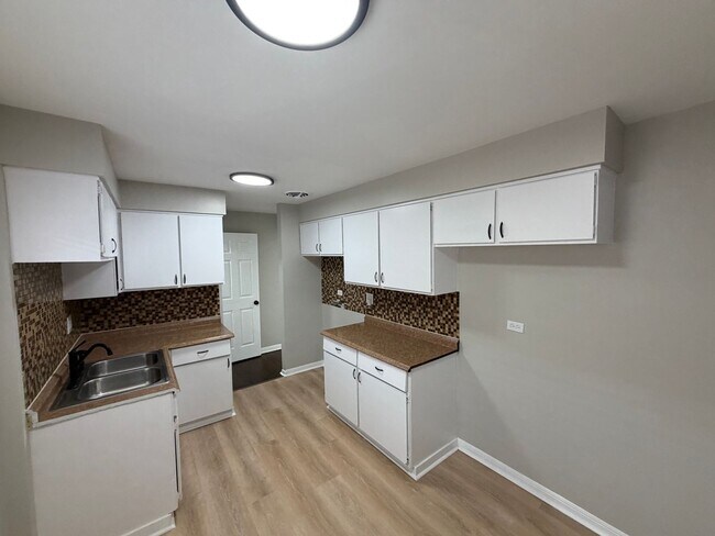 Building Photo - 9756 S Lowe Ave