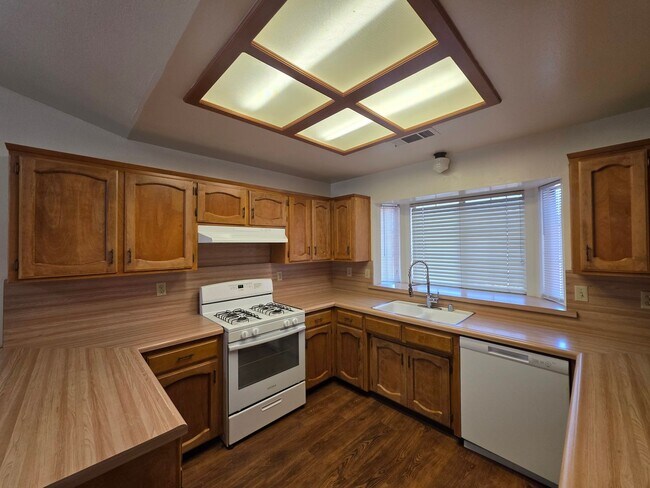 Building Photo - 1846 N Selina Ct