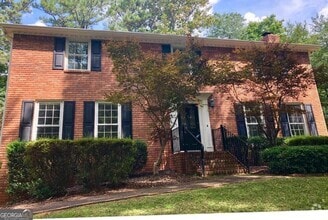 Building Photo - 2408 Crooked Tree Ct NE