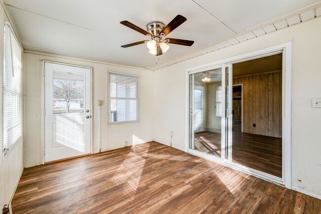 Building Photo - Colfax - Charming house with new flooring,...