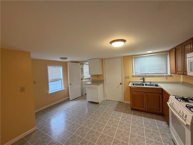 Building Photo - 24 Maynard Ave