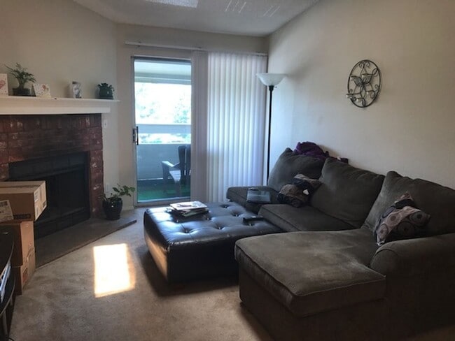 Building Photo - 2 Bed 1 Bath Washer/Dryer in unit!