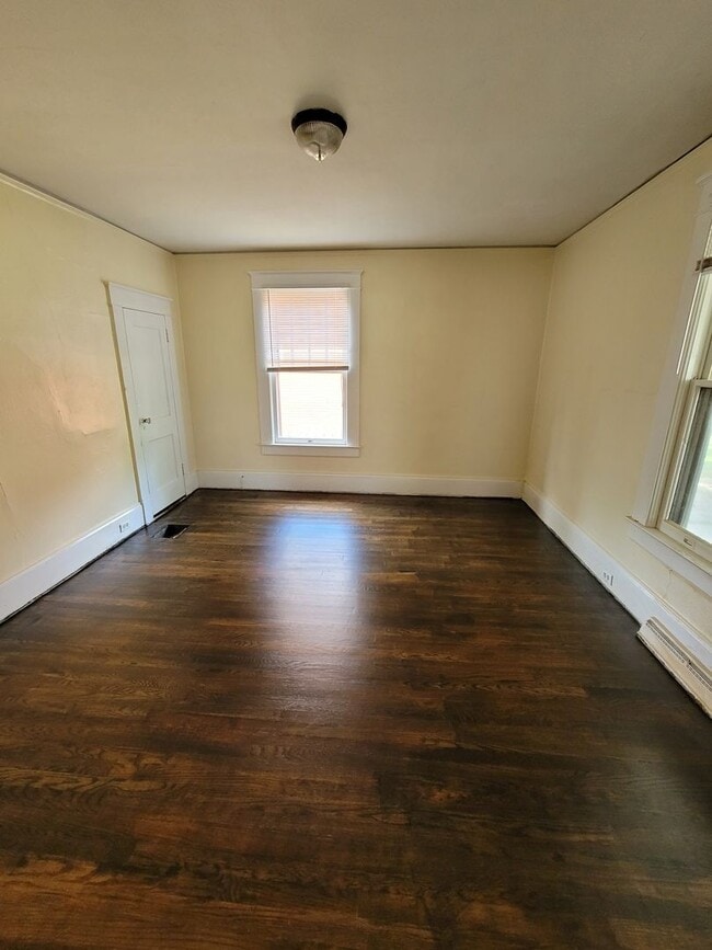 Building Photo - Affordable 3 BR on Tipton!