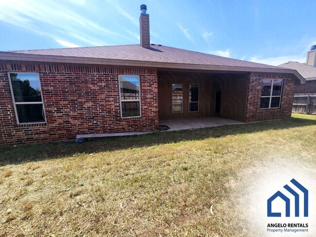 Building Photo - SPACIOUS 3 bedroom 2 bath home with fireplace AVAILABLE NOW!