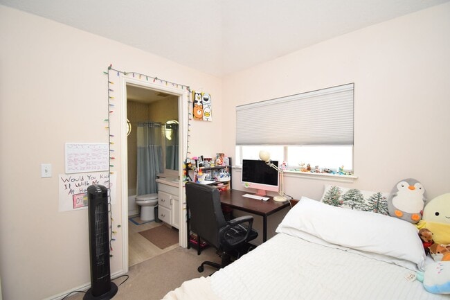 Building Photo - Bright Holladay 4 Bed Home – High Ceilings in Prime Location!!