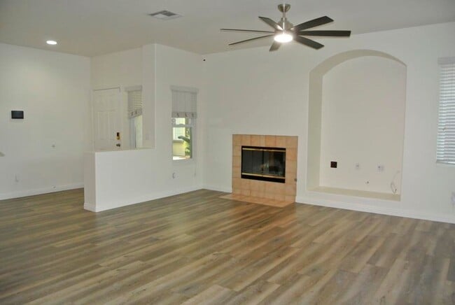 Building Photo - 4Bed/2.5Bath Home in the Brisbane complex~ Brisbane