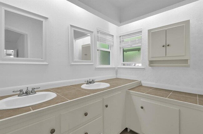 Building Photo - 3 W Woodtimber Ct