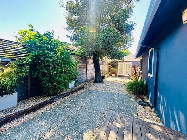 Building Photo - Beautiful Remodeled 2bd Home w/Laundry, Pr...