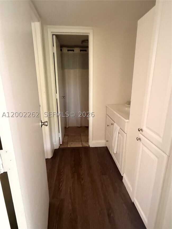 Building Photo - 9440 Live Oak Pl