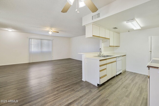 Building Photo - 756 JOAN D ARC Ave