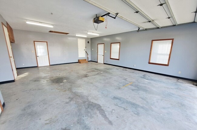 Building Photo - 3 Bed / 1-1/5 Bath Single Family Home w/Attached 2-Car Garage