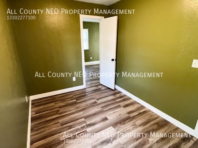 Building Photo - 835 Staeger St