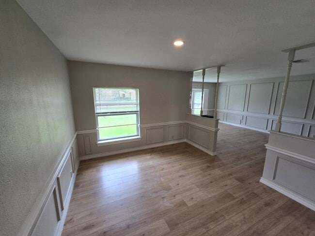 Building Photo - 1590 Gravel Cir N