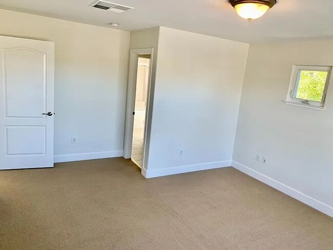 Building Photo - Beautiful 2 Level Home !!