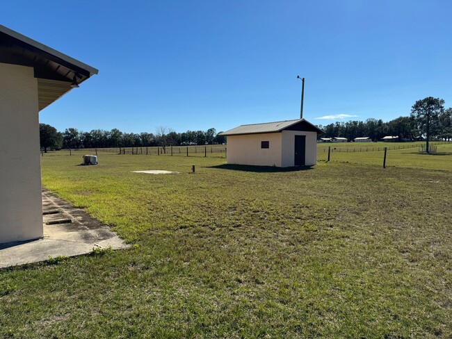 Building Photo - Quiet Country Living!!