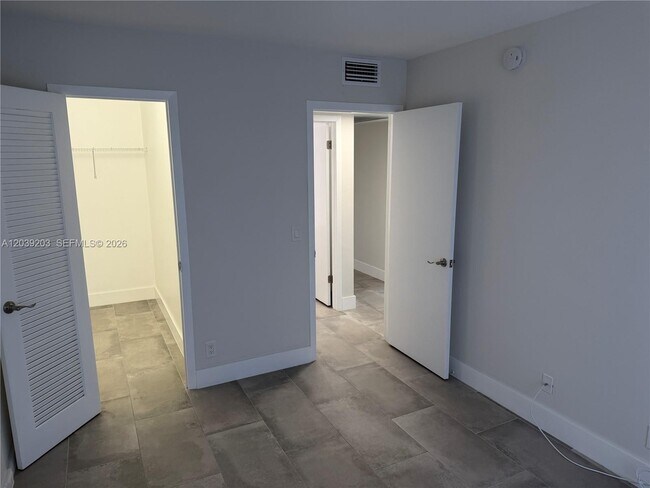 Building Photo - 136 Brighton D