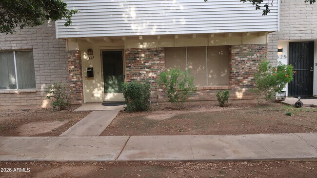 Building Photo - 1627 W Hazelwood St