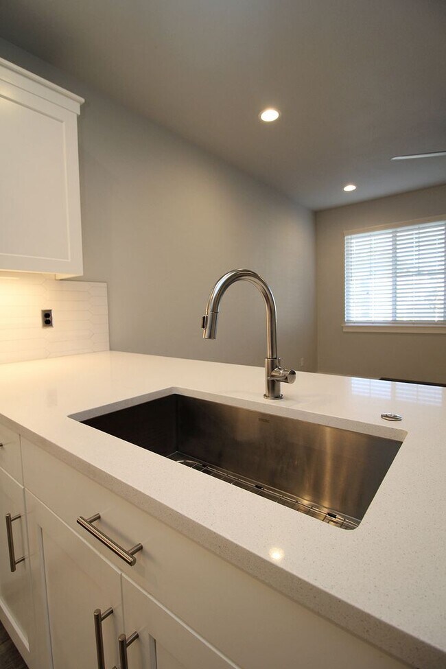 Building Photo - Impeccable 3 Bed/2.5 Bath Townhome located...