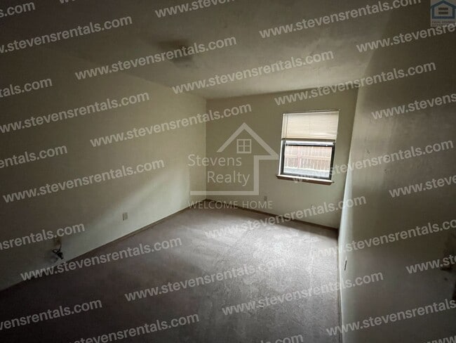 Building Photo - 1912 SW D Ave