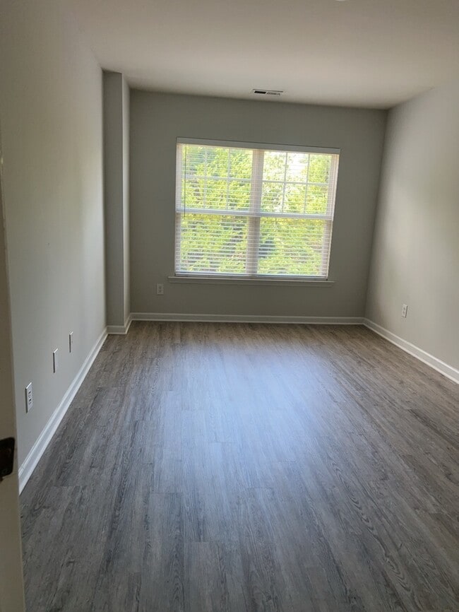 Building Photo - Ready for Now! Located in Raleigh. 3 Story...