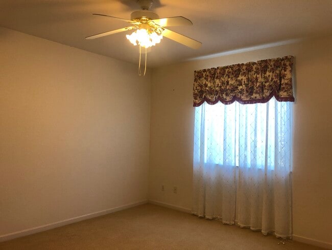 Primary Photo - 11 Loganberry Ct