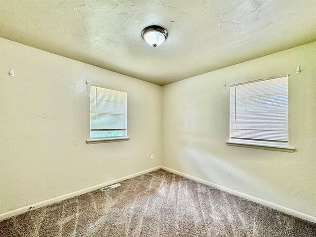 Building Photo - 528 N Baumann Ave