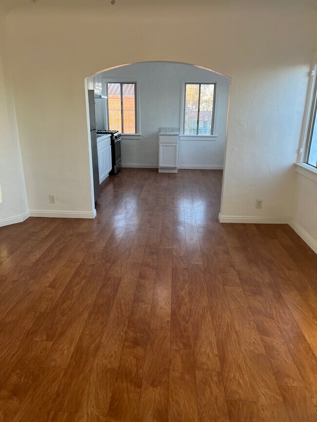 Building Photo - 6403 S Vermont Ave