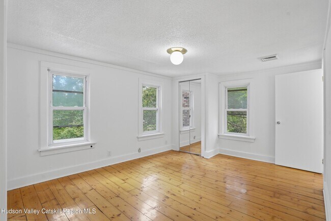 Building Photo - 872 NY-212
