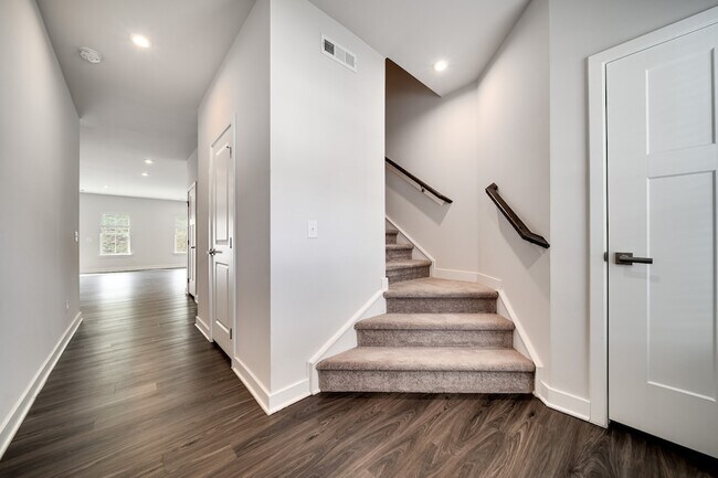 Building Photo - 645 Exmoor Dr