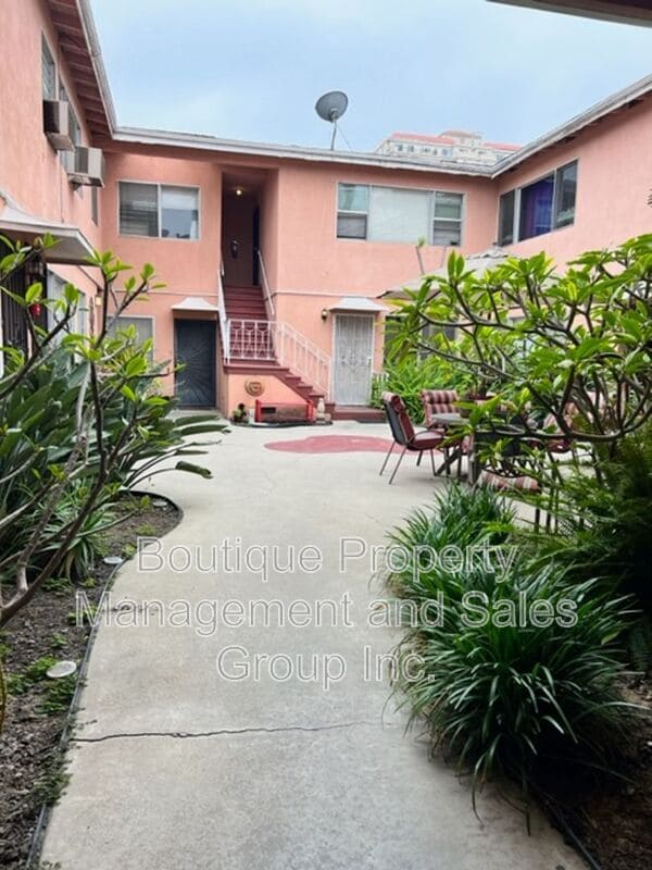 Building Photo - 930 E 1st St