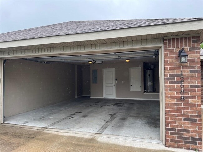 Building Photo - 12688 Pioneer Ln