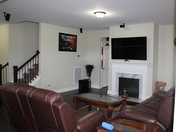 Building Photo - 955 Ryecroft Ln