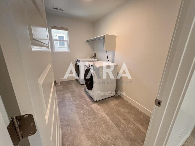Building Photo - 909 Sagehill Dr