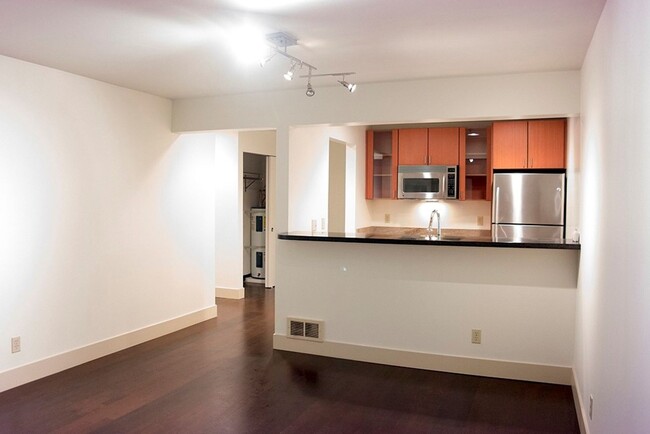 Building Photo - Prime Capitol Hill Top-Floor 1-Bed Condo w...