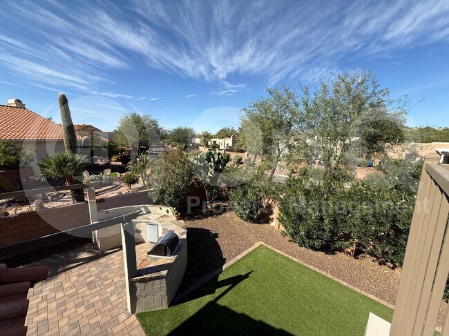 Building Photo - 874 W Port Royal Pl