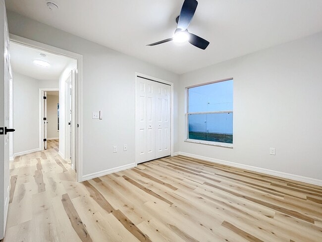 Building Photo - Remodeled Townhouse - Granite Counters, Fe...