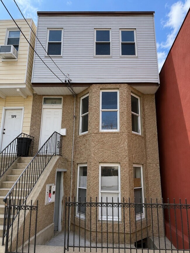 Building Photo - 521 Mercer St
