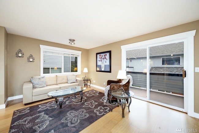Building Photo - AVAILABLE AUGUST 1ST >> Beautiful Fully Re...